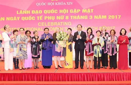 Chủ tịch nước Trần Đại Quang và Chủ tịch Quốc hội Nguyễn Thị Kim Ngân chụp ảnh lưu niệm với các đại biểu tại buổi gặp mặt. Ảnh: Trọng Đức – TTXVN