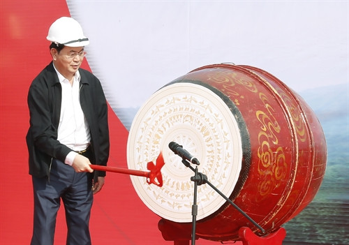 Chủ tịch nước Trần Đại Quang đánh trống phát động Tết trồng cây "Đời đời nhớ ơn Bác Hồ". Ảnh: Nhan Sáng-TTXVN Chủ tịch nước Trần Đại Quang đánh trống phát động Tết trồng cây "Đời đời nhớ ơn Bác Hồ". Ảnh: Nhan Sáng-TTXVN