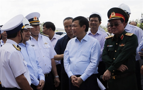 Phó Thủ tướng Chính phủ Vương Đình Huệ đi khảo sát Tân Cảng Cái Cui thuộc Tổng Công ty Tân Cảng Sài Gòn và Chi nhánh Cảng Cái Cui thuộc Công ty Cổ phần Cảng Cần Thơ. Ảnh: Thanh Liêm- TTXVN