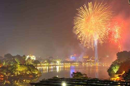 Đúng O h ngày 8/2/2016, màn pháo hoa nghệ thuật đã được bắn lên rực sáng bầu trời Thủ đô Hà Nội chào đón năm mới Bính Thân 2016. Thành phố Hà Nội năm nay tổ chức bắn pháo hoa với 6 điểm tầm cao, 25 điểm tầm thấp tại các quận, huyện và thị xã. Ảnh: Minh Đức- TTXVN Đúng O h ngày 8/2/2016, màn pháo hoa nghệ thuật đã được bắn lên rực sáng bầu trời Thủ đô Hà Nội chào đón năm mới Bính Thân 2016. Thành phố Hà Nội năm nay tổ chức bắn pháo hoa với 6 điểm tầm cao, 25 điểm tầm thấp tại các quận, huyện và thị xã. Ảnh: Minh Đức- TTXVN