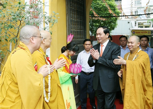 Sáng 21/5/2016, Chủ tịch nước Trần Đại Quang tới dự buổi lễ chào mừng Đại lễ Phật đản, Phật lịch 2560, Dương lịch 2016 tại chùa Quán Sứ, Hà Nội. Ảnh: Nhan Sáng - TTXVN Sáng 21/5/2016, Chủ tịch nước Trần Đại Quang tới dự buổi lễ chào mừng Đại lễ Phật đản, Phật lịch 2560, Dương lịch 2016 tại chùa Quán Sứ, Hà Nội. Ảnh: Nhan Sáng - TTXVN