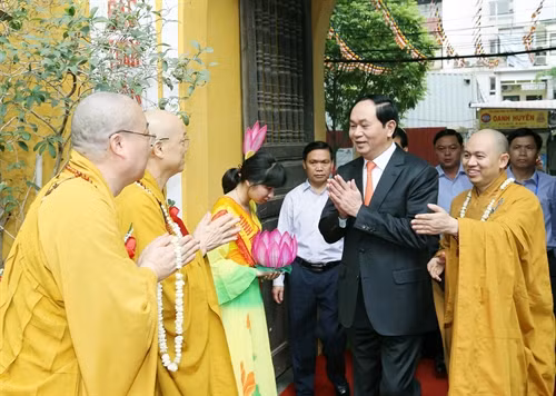 Sáng 21/5/2016, Chủ tịch nước Trần Đại Quang tới dự buổi lễ chào mừng Đại lễ Phật đản, Phật lịch 2560, Dương lịch 2016 tại chùa Quán Sứ, Hà Nội. Ảnh: Nhan Sáng - TTXVN Sáng 21/5/2016, Chủ tịch nước Trần Đại Quang tới dự buổi lễ chào mừng Đại lễ Phật đản, Phật lịch 2560, Dương lịch 2016 tại chùa Quán Sứ, Hà Nội. Ảnh: Nhan Sáng - TTXVN
