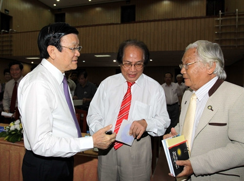 Chủ tịch nước Trương Tấn Sang với các đại biểu dự Hội thảo khoa học toàn quốc.Ảnh: Thanh Vũ – TTXVN Chủ tịch nước Trương Tấn Sang với các đại biểu dự Hội thảo khoa học toàn quốc.Ảnh: Thanh Vũ – TTXVN