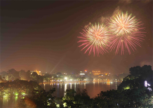 Vào thời khắc chuyển giao năm cũ Giáp Ngọ và năm mới Ất Mùi 2015, Hà Nội tổ chức bắn pháo hoa nghệ thuật tại 30 điểm, trong đó có 5 điểm tầm cao và 25 điểm tầm thấp trên toàn thành phố. Trong ảnh: bắn pháo hoa tại Hồ Gươm. Ảnh: Minh Đức: TTXVN