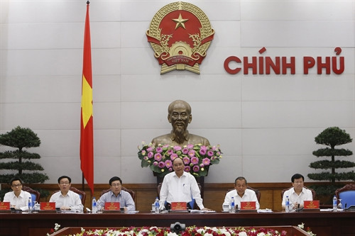 Thủ tướng Nguyễn Xuân Phúc chỉ đạo cần có biện pháp hỗ trợ bà con ngư dân bị thiệt hại do cá chết hàng loạt ở các tỉnh ven biển miền Trung và không được để dân thiếu đói do phải ngừng đánh bắt hải sản. Thủ tướng Nguyễn Xuân Phúc chỉ đạo cần có biện pháp hỗ trợ bà con ngư dân bị thiệt hại do cá chết hàng loạt ở các tỉnh ven biển miền Trung và không được để dân thiếu đói do phải ngừng đánh bắt hải sản.