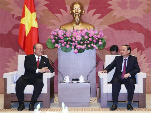 Ông Tô Huy Rứa, Chủ tịch Nhóm Nghị sỹ Hữu nghị Việt Nam – Nhật Bản tiếp ông Tsutomo Takebe, Cố vấn Đặc biệt Liên minh Nghị sỹ Hữu nghị Nhật – Việt đang thăm và làm việc tại Việt Nam. Ảnh: Nhật Linh – TTXVN phát