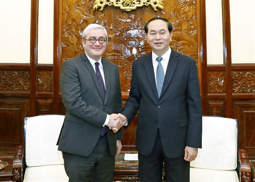 Chủ tịch nước Trần Đại Quang tiếp ông Emmanuel Hoog, Chủ tịch kiêm Tổng Giám đốc điều hành Hãng Thông tấn Pháp (AFP) nhân chuyến thăm và làm việc tại Việt Nam. Ảnh: Nhan Sáng-TTXVN