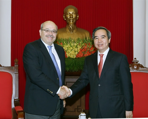 Ủy viên Bộ Chính trị, Bí thư Trung ương Đảng, Trưởng Ban Kinh tế Trung ương Nguyễn Văn Bình tiếp Đoàn chuyên gia IMF do ông Alex Moumouras làm trưởng đoàn, đang thăm và làm việc tại Việt Nam. Ảnh: Nguyễn Dân –TTXVN