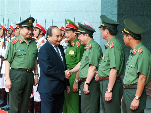 Lãnh đạo Bộ Công an đón Thủ tướng Nguyễn Xuân Phúc. Ảnh: Thống Nhất-TTXVN Lãnh đạo Bộ Công an đón Thủ tướng Nguyễn Xuân Phúc. Ảnh: Thống Nhất-TTXVN