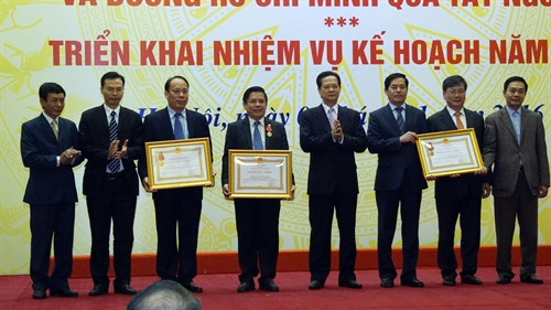 Thủ tướng Nguyễn Tấn Dũng thừa ủy quyền của Chủ tịch nước trao tặng Huân chương Lao động cho các cá nhân và tập thể. Ảnh: Huy Hùng – TTXVN Thủ tướng Nguyễn Tấn Dũng thừa ủy quyền của Chủ tịch nước trao tặng Huân chương Lao động cho các cá nhân và tập thể. Ảnh: Huy Hùng – TTXVN