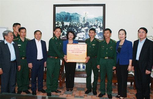 Cùng ngày, Phó Chủ tịch nước Đặng Thị Ngọc Thịnh đến thăm, tặng quà cho cán bộ, chiến sĩ Đồn Biên phòng Cát Bà. Ảnh: Lâm Khánh – TTXVN