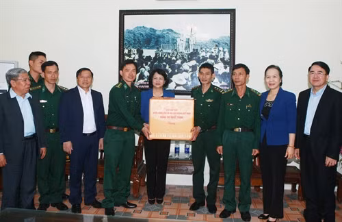 Cùng ngày, Phó Chủ tịch nước Đặng Thị Ngọc Thịnh đến thăm, tặng quà cho cán bộ, chiến sĩ Đồn Biên phòng Cát Bà. Ảnh: Lâm Khánh – TTXVN