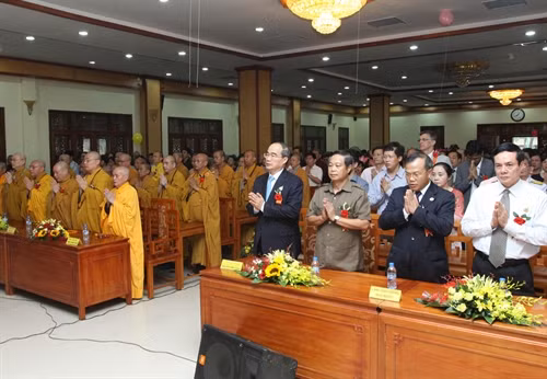Sáng 1/6/2015, tại Chùa Quán Sứ (Hà Nội), Trung ương Giáo hội Phật giáo Việt Nam tổ chức Lễ mừng Đại lễ Phật đản 2015 - Phật lịch 2559. Đồng chí Nguyễn Thiện Nhân, Ủy viên Bộ Chính trị, Chủ tịch UBTƯ MTTQ Việt Nam đến dự. Ảnh: Nguyễn Dân- TTXVN