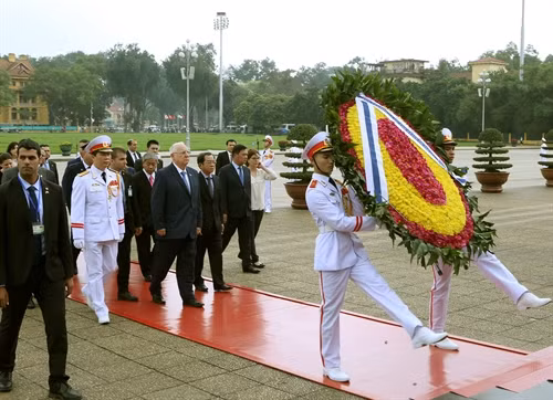 Tổng thống Nhà nước Israel ngài Reuven Ruvi Rivlin đặt vòng hoa và vào Lăng viếng Chủ tịch Hồ Chí Minh. Ảnh: Nguyễn Dân –TTXVN