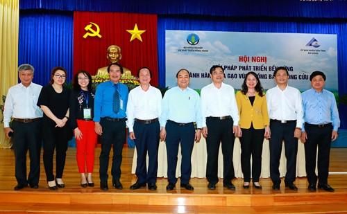 Thủ tướng Nguyễn Xuân Phúc với các đại biểu tham dự hội nghị. Ảnh: Thống Nhất-TTXVN