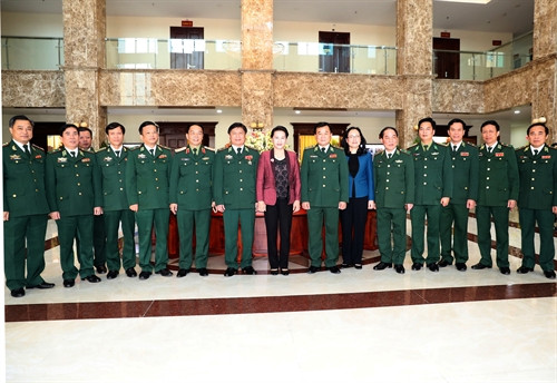 Chủ tịch Quốc hội Nguyễn Thị Kim Ngân chụp ảnh lưu niệm với các đồng chí lãnh đạo chủ chốt Bộ Tư lệnh Biên phòng. Ảnh: Trọng Đức - TTXVN.