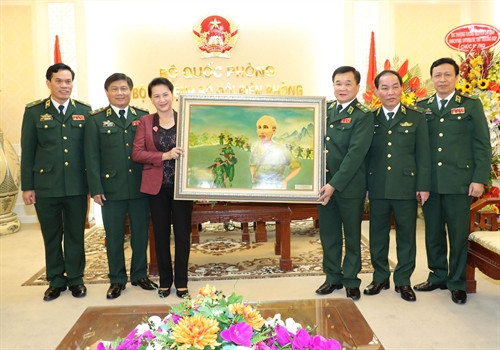 Chủ tịch Quốc hội Nguyễn Thị Kim Ngân tặng bức ảnh ''Bác vẫn cùng chúng cháu hành quân'' cho Bộ Tư lệnh Biên phòng. Ảnh: Trọng Đức - TTXVN.