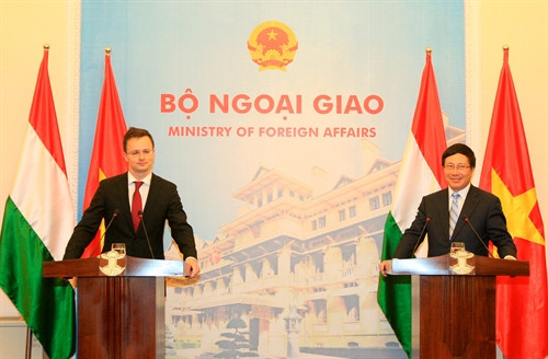 Phó Thủ tướng, Bộ trưởng Ngoại giao Phạm Bình Minh và Bộ trưởng Ngoại giao và Kinh tế đối ngoại Hungary Szijjarto Peter gặp gỡ báo chí. Ảnh: Thống Nhất-TTXVN Phó Thủ tướng, Bộ trưởng Ngoại giao Phạm Bình Minh và Bộ trưởng Ngoại giao và Kinh tế đối ngoại Hungary Szijjarto Peter gặp gỡ báo chí. Ảnh: Thống Nhất-TTXVN