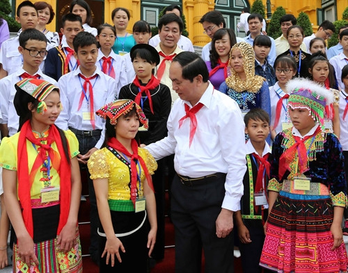 Sáng 30/5/2016, tại Phủ Chủ tịch, Chủ tịch nước Trần Đại Quang gặp mặt thân mật Đoàn đại biểu trẻ em có hoàn cảnh đặc biệt, khó khăn, nhân kỷ niệm ngày Quốc tế Thiếu nhi 1/6. Ảnh: Nhan Sáng-TTXVN Sáng 30/5/2016, tại Phủ Chủ tịch, Chủ tịch nước Trần Đại Quang gặp mặt thân mật Đoàn đại biểu trẻ em có hoàn cảnh đặc biệt, khó khăn, nhân kỷ niệm ngày Quốc tế Thiếu nhi 1/6. Ảnh: Nhan Sáng-TTXVN