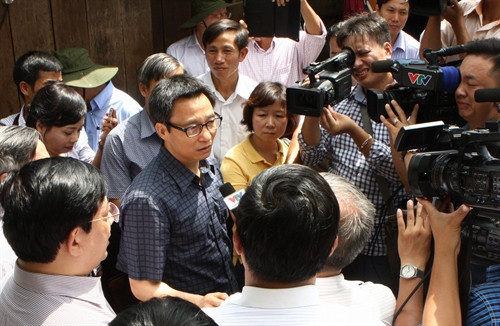 Phó Thủ tướng Vũ Đức Đam trao đổi với báo chí về tình hình phòng chống dịch sốt xuất huyết trên địa bàn tỉnh Đắk Lắk. Ảnh: Dương Giang- TTXVN Phó Thủ tướng Vũ Đức Đam trao đổi với báo chí về tình hình phòng chống dịch sốt xuất huyết trên địa bàn tỉnh Đắk Lắk. Ảnh: Dương Giang- TTXVN