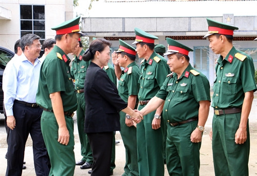 Chủ tịch Quốc hội Nguyễn Thị Kim Ngân với các sỹ quan chỉ huy Bộ Chỉ huy Quân sự tỉnh Bến Tre. Ảnh: Trần Thị Thu Hiền - TTXVN