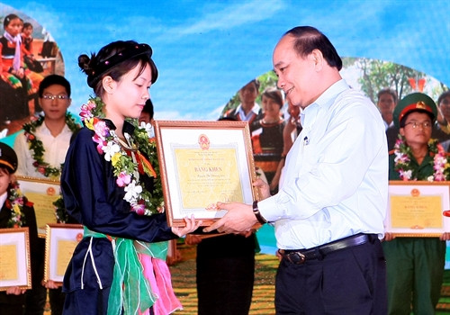 Phó Thủ tướng Chính phủ Nguyễn Xuân Phúc trao Bằng khen cho các học sinh dân tộc thiểu số tiêu biểu tại Lễ tuyên dương học sinh dân tộc thiểu số học giỏi năm 2015. Ảnh: Phạm Kiên- TTXVN