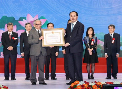 Chủ tịch nước Trần Đại Quang trao giải cho các tác giả đạt Giải thưởng Hồ Chí Minh về Khoa học và Công nghệ. Ảnh: Nhan Sáng-TTXVN Chủ tịch nước Trần Đại Quang trao giải cho các tác giả đạt Giải thưởng Hồ Chí Minh về Khoa học và Công nghệ. Ảnh: Nhan Sáng-TTXVN