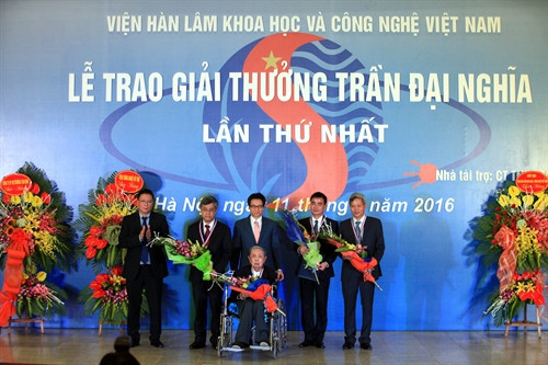 Phó Thủ tướng Chính phủ Vũ Đức Đam trao Giải thưởng Trần Đại Nghĩa lần thứ Nhất cho các tác giả, đại diện tác giả công trình. Ảnh: Anh Tuấn – TTXVN Phó Thủ tướng Chính phủ Vũ Đức Đam trao Giải thưởng Trần Đại Nghĩa lần thứ Nhất cho các tác giả, đại diện tác giả công trình. Ảnh: Anh Tuấn – TTXVN