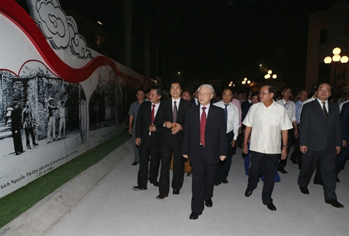 Tổng Bí thư Nguyễn Phú Trọng thăm Triển lãm “ Đông Anh- Đường tới tương lai”. Ảnh: Trí Dũng – TTXVN