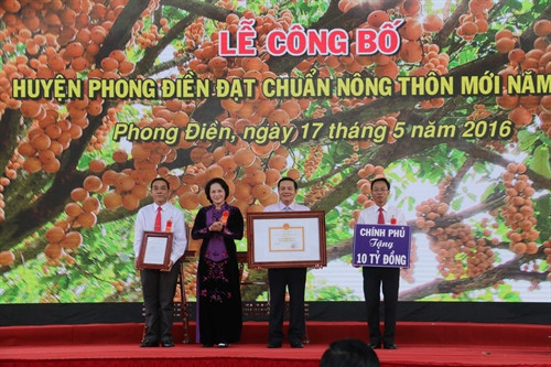 Chủ tịch Quốc hội Nguyễn Thị Kim Ngân trao Bằng công nhận huyện Phong Điền (thành phố Cần Thơ) đạt chuẩn Quốc gia nông thôn mới năm 2016. Ảnh: Ngọc Thiện – TTXVN