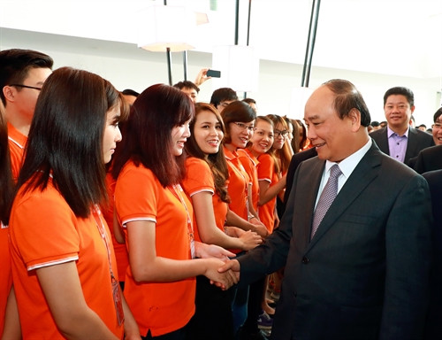 Thủ tướng Nguyễn Xuân Phúc với cán bộ, nhân viên Công ty TNHH phần mềm FPT Hà Nội. Ảnh: Thống Nhất-TTXVN