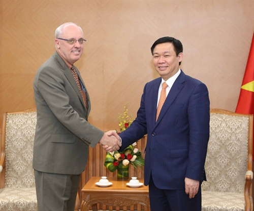 Phó Thủ tướng Vương Đình Huệ tiếp Giáo sư John Graham, Hiệu trưởng Trường Chính sách công và Môi trường (SPEA) Đại học Indiana, Mỹ. Ảnh: Phương Hoa – TTXVN