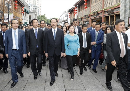 Chủ tịch nước Trần Đại Quang và Phu nhân tham quan Khu phố cổ của thành phố Phúc Châu. Ảnh: Nhan Sáng-TTXVN Chủ tịch nước Trần Đại Quang và Phu nhân tham quan Khu phố cổ của thành phố Phúc Châu. Ảnh: Nhan Sáng-TTXVN