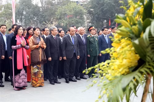 Thủ tướng Nguyễn Xuân Phúc và các đại biểu dâng hoa tượng đài Hoàng đế Quang Trung. Ảnh: Danh Lam- TTXVN