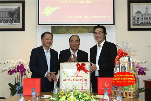 Thủ tướng Nguyễn Xuân Phúc tặng quà Tết cho Chi cục Hải quan cửa khẩu sân bay Tân Sơn Nhất. Ảnh: Thanh Vũ-TTXVN