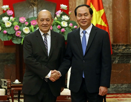 Chiều 6/6/2016, tại Phủ Chủ tịch, Chủ tịch nước Trần Đại Quang tiếp Bộ trưởng Quốc phòng Cộng hòa Pháp Jean-Yves Le Drian đang thăm chính thức Việt Nam. Ảnh: Nhan Sáng-TTXVN Chiều 6/6/2016, tại Phủ Chủ tịch, Chủ tịch nước Trần Đại Quang tiếp Bộ trưởng Quốc phòng Cộng hòa Pháp Jean-Yves Le Drian đang thăm chính thức Việt Nam. Ảnh: Nhan Sáng-TTXVN