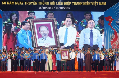 Chủ tịch nước Trần Đại Quang tặng bức chân dung Chủ tịch Hồ Chí Minh cho Hội Liên hiệp Thanh niên Việt Nam tại Lễ kỷ niệm. Ảnh: Nhan Sáng-TTXVN