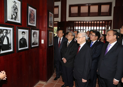 Tổng Bí thư Nguyễn Phú Trọng, các đồng chí lãnh đạo và nguyên lãnh đạo Đảng, Nhà nước xem một số hình ảnh và hiện vật tại Khu lưu niệm Thủ tướng Phạm Văn Đồng. Ảnh: Trí Dũng – TTXVN Tổng Bí thư Nguyễn Phú Trọng, các đồng chí lãnh đạo và nguyên lãnh đạo Đảng, Nhà nước xem một số hình ảnh và hiện vật tại Khu lưu niệm Thủ tướng Phạm Văn Đồng. Ảnh: Trí Dũng – TTXVN