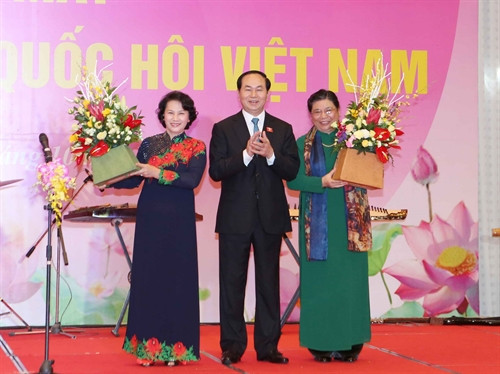 Chủ tịch nước Trần Đại Quang tặng hoa chúc mừng Chủ tịch Quốc hội Nguyễn Thị Kim Ngân và Phó Chủ tịch Quốc hội Tòng Thị Phóng. Ảnh: Trọng Đức – TTXVN