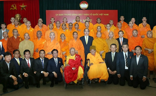 Chủ tịch Uỷ ban Trung ương MTTQ Việt Nam Nguyễn Thiện Nhân chụp ảnh chung với các đại biểu. Ảnh: Nguyễn Dân – TTXVN