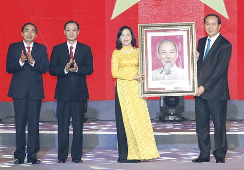 Chủ tịch nước Trần Đại Quang trao tặng bức tranh chân dung Chủ tịch Hồ Chí Minh cho Đảng bộ, chính quyền và nhân dân tỉnh Ninh Bình. Ảnh: Nhan Sáng-TTXVN