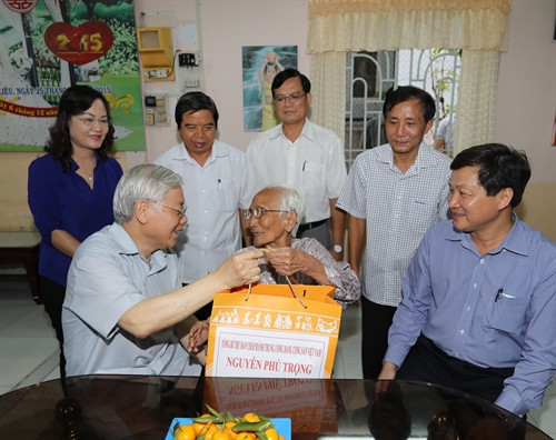 Tổng Bí thư Nguyễn Phú Trọng thăm , tặng quà Mẹ Việt Nam Anh hùng Nguyễn Thị Hạnh ở xã Phong Thạnh Tây A, huyện Phước Long, tỉnh Bạc Liêu. Ảnh : Trí Dũng – TTXVN