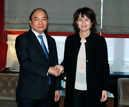 Tiếp tục chương trình tham dự Hội nghị thường niên lần thứ 47 Diễn đàn Kinh tế Thế giới tại Davos (Thụy Sĩ), chiều 19/1/2017, theo giờ địa phương (tối cùng ngày, theo giờ Hà Nội), Thủ tướng Nguyễn Xuân Phúc hội kiến Tổng thống Thụy Sĩ, Bà Doris Leuthard. Ảnh: Thống Nhất – TTXVN