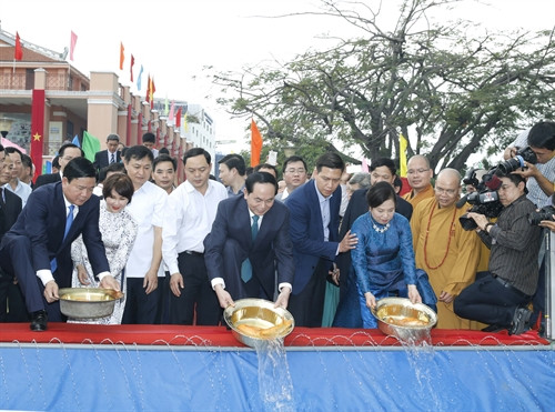 Chủ tịch nước Trần Đại Quang và Phu nhân cùng lãnh đạo thành phố Hồ Chí Minh và bà con kiều bào thực hiện nghi lễ thả cá chép theo phong tục “Tết ông Công, ông Táo”. Ảnh: Nhan Sáng-TTXVN Chủ tịch nước Trần Đại Quang và Phu nhân cùng lãnh đạo thành phố Hồ Chí Minh và bà con kiều bào thực hiện nghi lễ thả cá chép theo phong tục “Tết ông Công, ông Táo”. Ảnh: Nhan Sáng-TTXVN