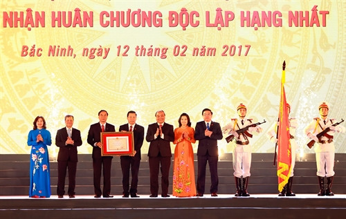 Tại buổi lễ, thay mặt lãnh đạo Đảng, Nhà nước, Thủ tướng Nguyễn Xuân Phúc đã trân trọng trao Huân chương Độc lập Hạng Nhất tặng Đảng bộ, chính quyền và nhân dân tỉnh Bắc Ninh về những thành tích đặc biệt xuất sắc đóng góp vào sự nghiệp xây dựng và phát triển đất nước. Ảnh: Thống Nhất-TTXVN