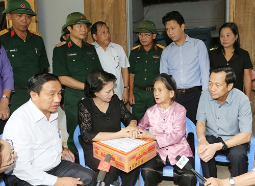 Chủ tịch Quốc hội Nguyễn Thị Kim Ngân đi thị sát tại xã Đức Hưng, huyện Vũ Quang vẫn đang ngập trong lũ. Ảnh: Trọng Đức – TTXVN