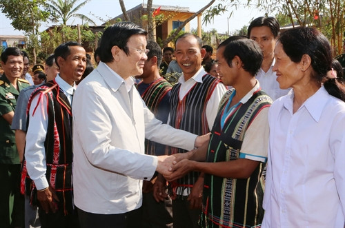 Chủ tịch nước Trương Tấn Sang thăm hỏi cán bộ, nhân dân xã biên giới Quảng Trực, huyện Tuy Đức. Ảnh: Nguyễn Khang-TTXVN Chủ tịch nước Trương Tấn Sang thăm hỏi cán bộ, nhân dân xã biên giới Quảng Trực, huyện Tuy Đức. Ảnh: Nguyễn Khang-TTXVN