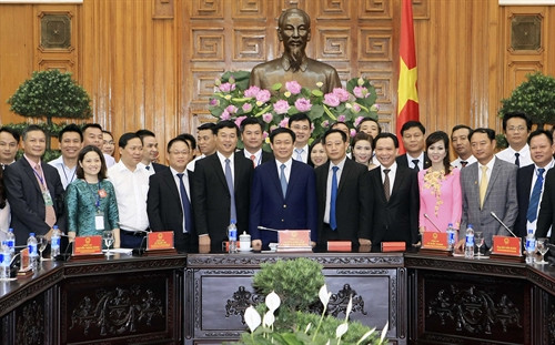Phó Thủ tướng Vương Đình Huệ chụp ảnh chung với các Doanh nhân trẻ. Ảnh: Phạm Kiên – TTXVN