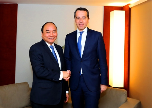 Trong chương trình tham dự Hội nghị thường niên lần thứ 47 Diễn đàn Kinh tế Thế giới tại Davos (Thụy Sĩ), chiều tối 18/1/2017, theo giờ địa phương (sáng sớm 19/1, theo giờ Hà Nội), Thủ tướng Nguyễn Xuân Phúc gặp Thủ tướng Áo Christian Kern. Ảnh: Thống Nhất-TTXVN