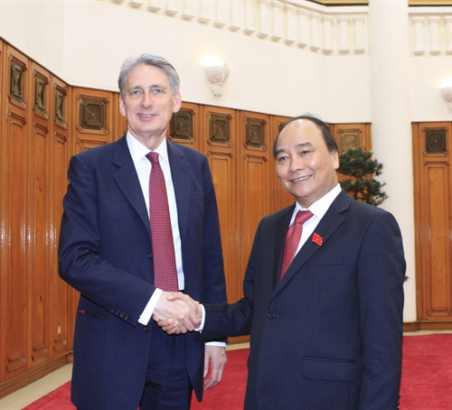 Thủ tướng Nguyễn Xuân Phúc tiếp Bộ trưởng Ngoại giao Anh Philip Hammond đang thăm chính thức Việt Nam. Ảnh: Thống Nhất-TTXVN